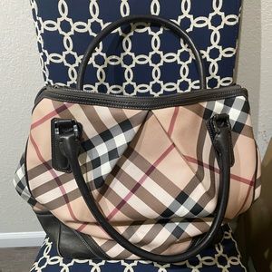 Shoulder Burberry bag gently worn really nice bag💜💜make an offer!!!